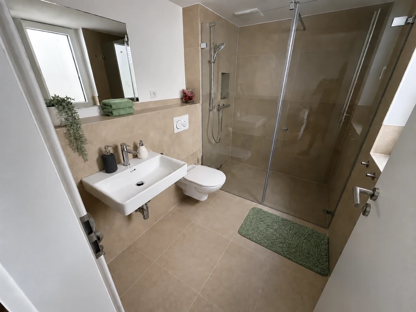 Salle d’eau privative avec douche et WC en souplex