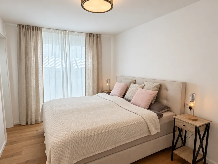 Chambre en souplex avec un grand lit et des textiles clairs