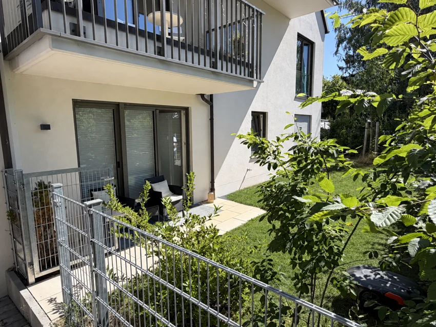 Petite terrasse orientée au sud avec coin détente et jardin