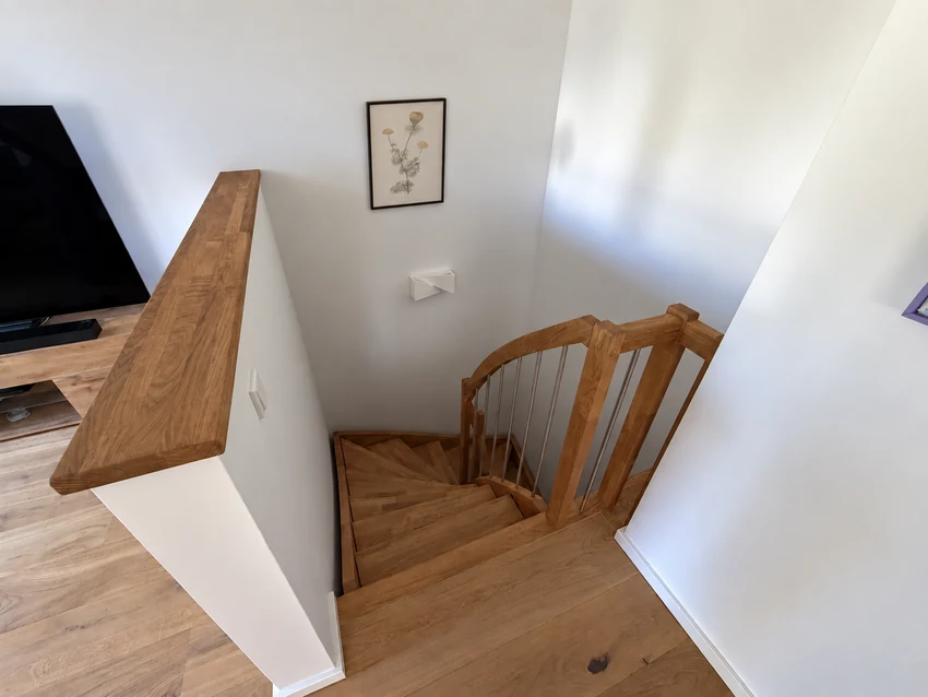 Escalier intérieur en bois avec illustration florale encadrée